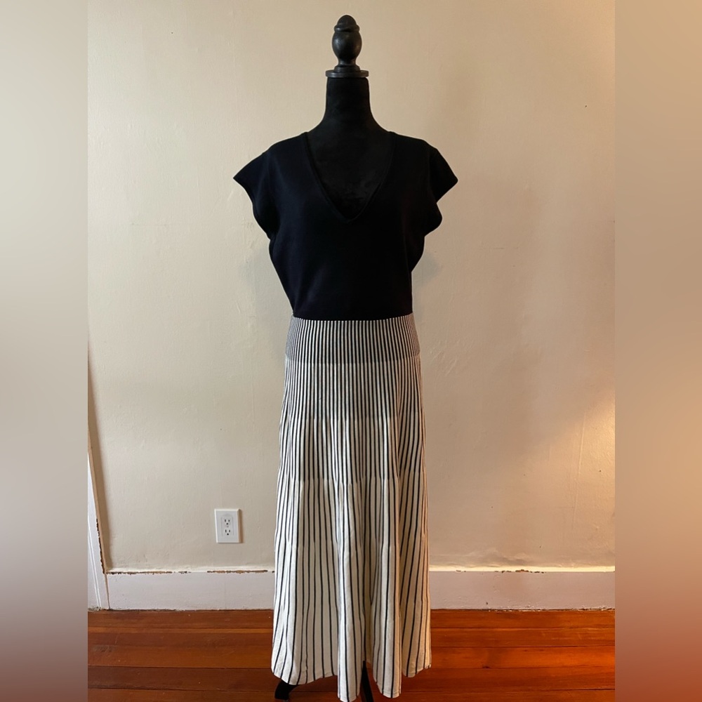 Wendy Williams Black/Cream Striped Combo Dress, V neck, size med, like new